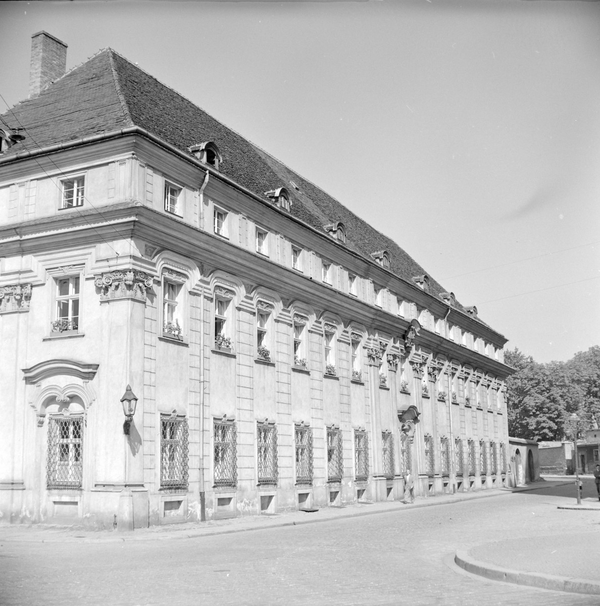 budynek orphanotropheum (sierociniec) - widok na elewację frontową, skan 1