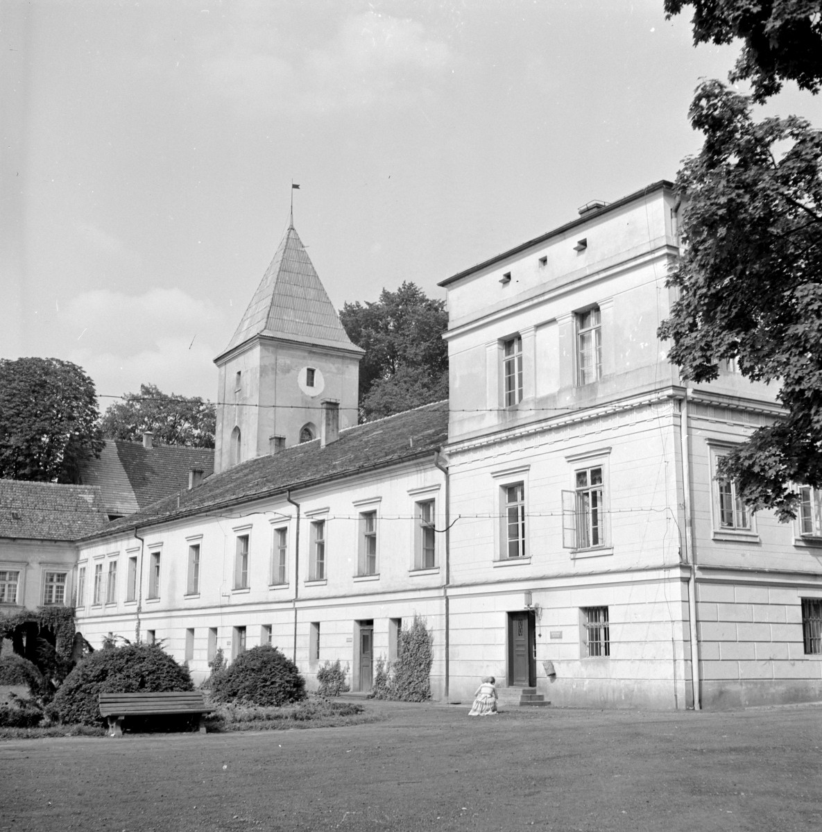 pałac - elewacja zach. i wieża, skan 1