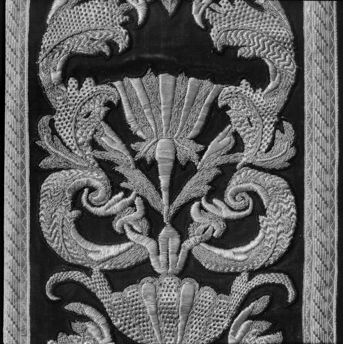 Skarbiec katedralny - Ornat. Haft Polski. XVII / XVIII wiek. Fragment dekoracji hafciarskiej. , skan 1