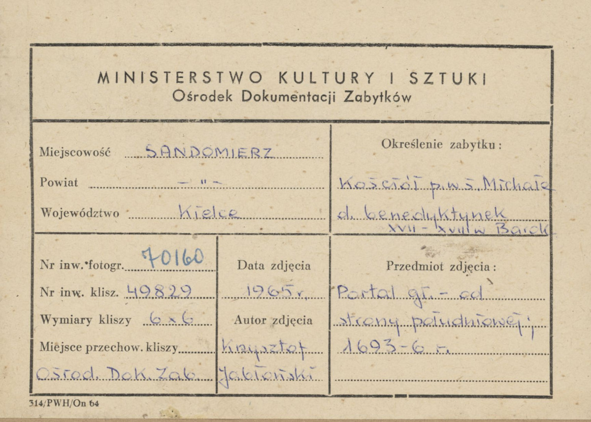 Zespół klasztorny ss. Benedyktynek -  kościół, widok na portal główny - metryczka, skan 1