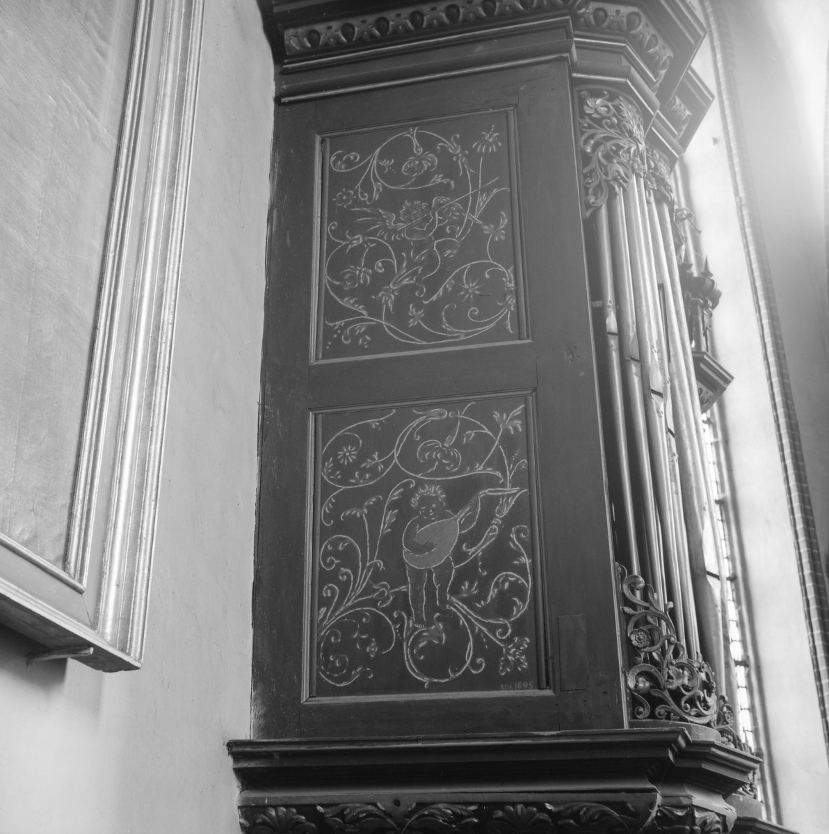 Kościół św. Jan Chrzciciela i św. Jana Ewangelisty - wnętrz kościoła górnego: boczna ścianka prospektu organowego w barokowej oprawie., skan 1