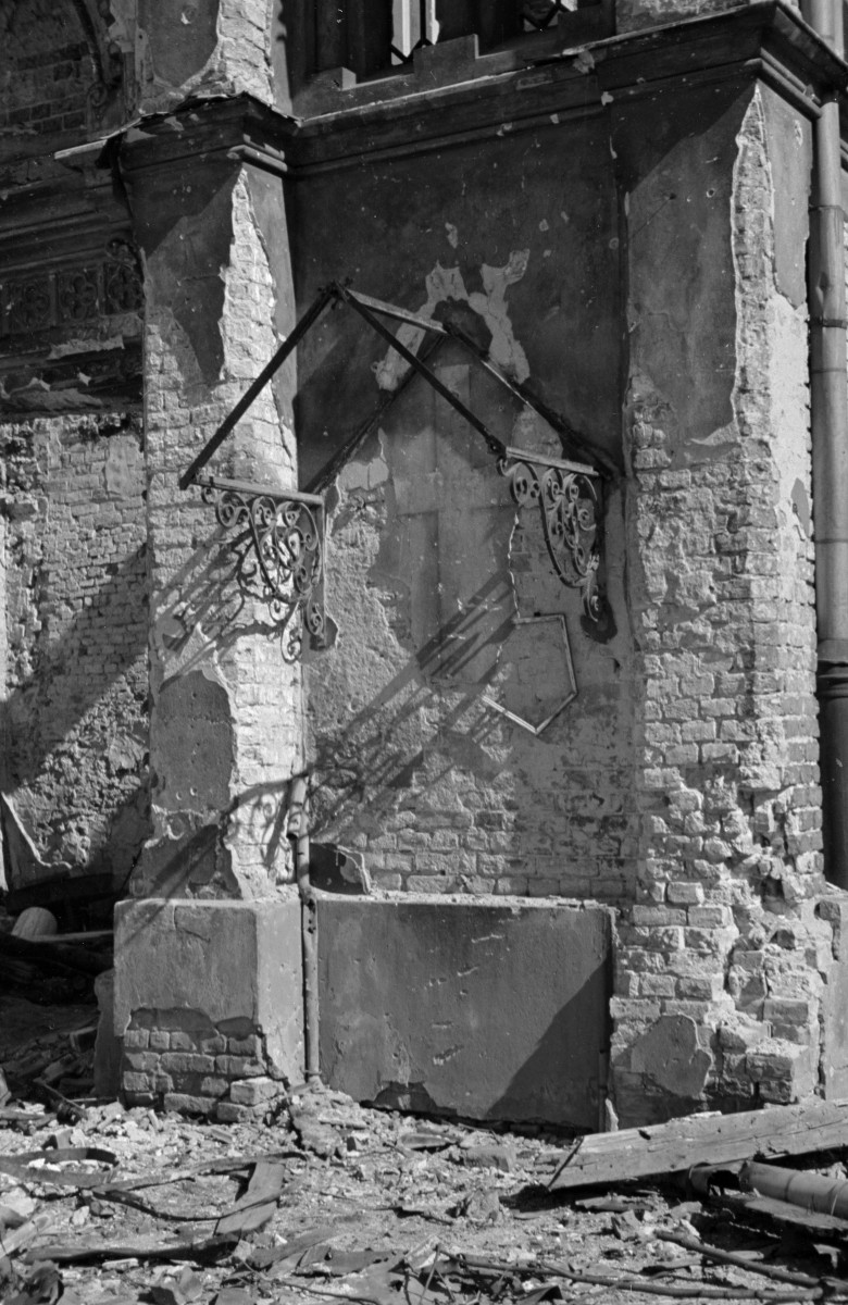 Ruiny kościoła Nawiedzenia Najświętszej Marii Panny - fragment zrujnowanej ściany zachodniej., skan 1