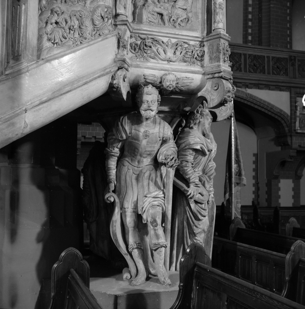 Katedra św. Apostołów Piotra i Pawła - wnętrze: renesansowa ambona z lat 1586-1588, płaskorzeźby i rzeźby na podstawie, skan 1