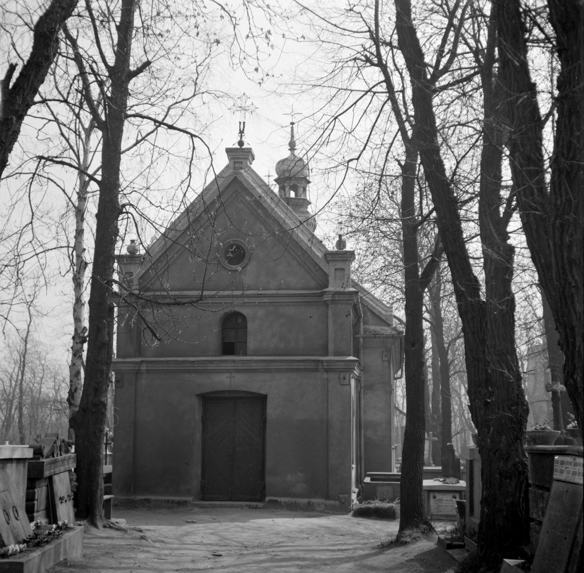kościół cmentarny pw. św. Tomasza - elewacja, portal, skan 1