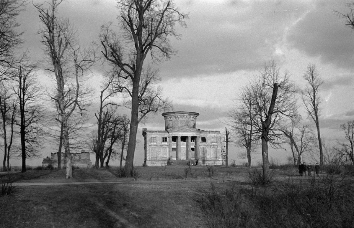 Muzeum Rzeźby im. Ksawerego Dunikowskiego "Królikarnia" - widok ogólny. Elewacja frontowa. Brak kopuły na bębnie. Czterokolumnowy joński portyk na froncie., skan 1