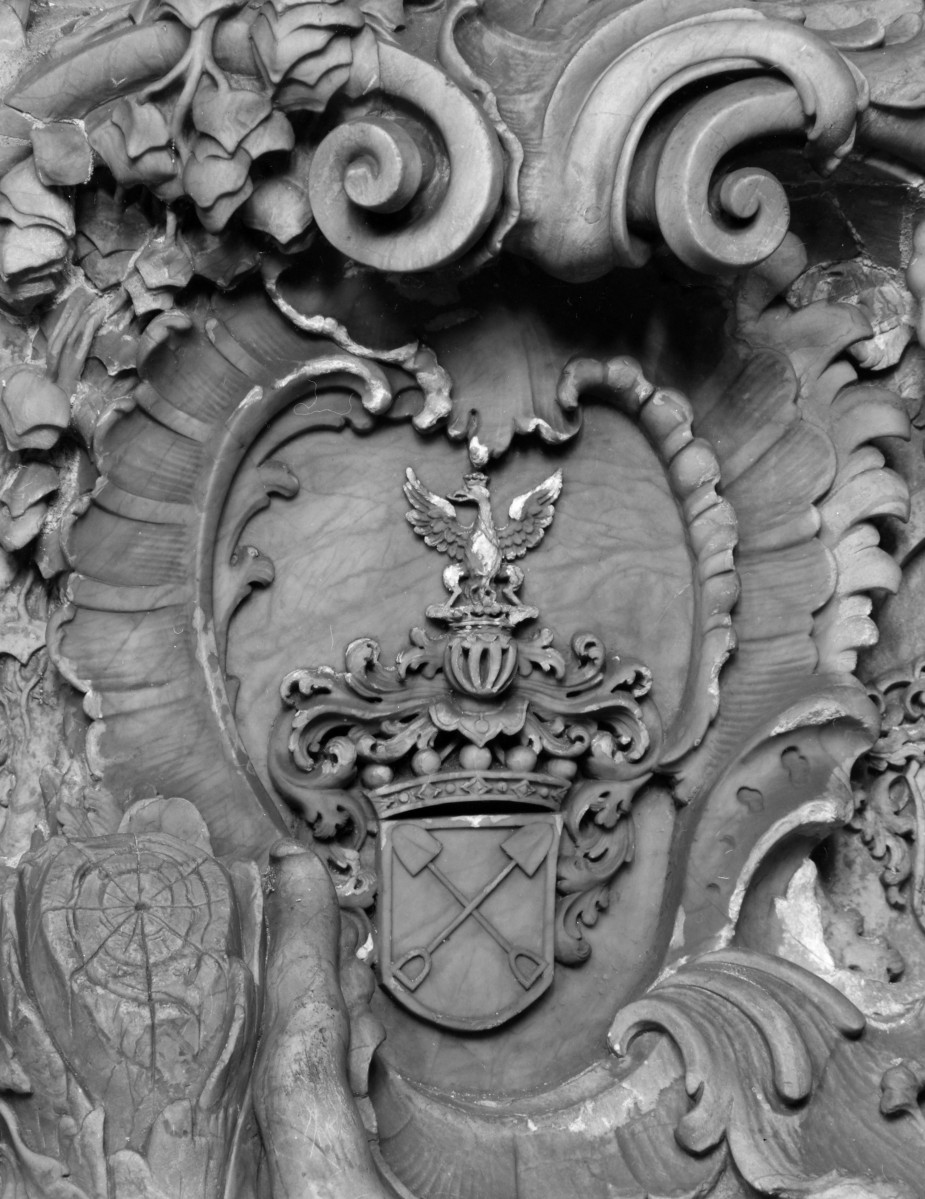 kościół klasztorny augustianów eremitów, ob. parafialny pw. św.św. Wacława, Doroty i Stanisława - wnętrze: nagrobek G. Spaetgena, fragment kartusz herbowy, skan 1