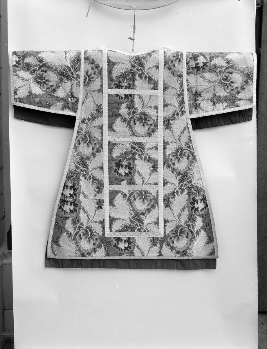 Kościół Sióstr Wizytek - dalmatyka czerwona, 1745-50 rok, takanina Francja lub Niemcy, skan 1