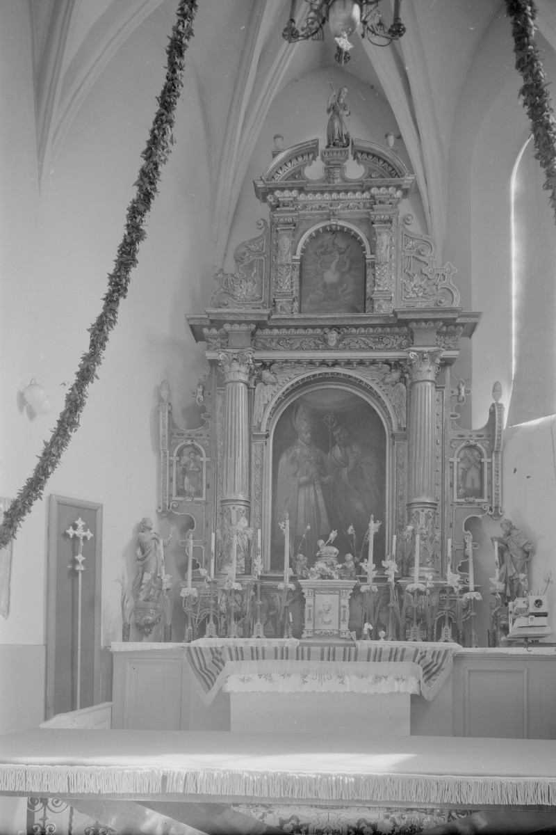 Kościół św. Stanisława Biskupa i św. Tomasza Apostoła - wnętrze: ołtarz główny, skan 1