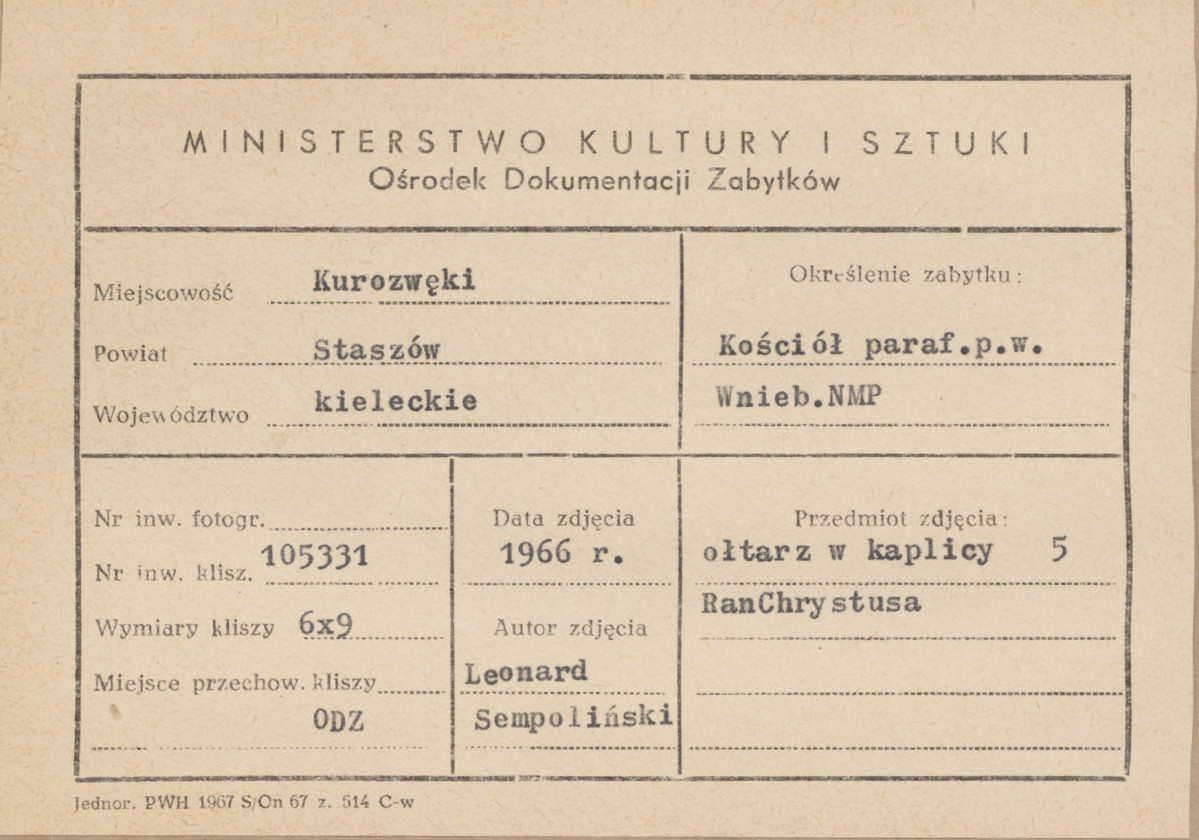 Kościół parafialny - wnętrze, widok na ołtarz w kaplicy - metryczka, skan 1