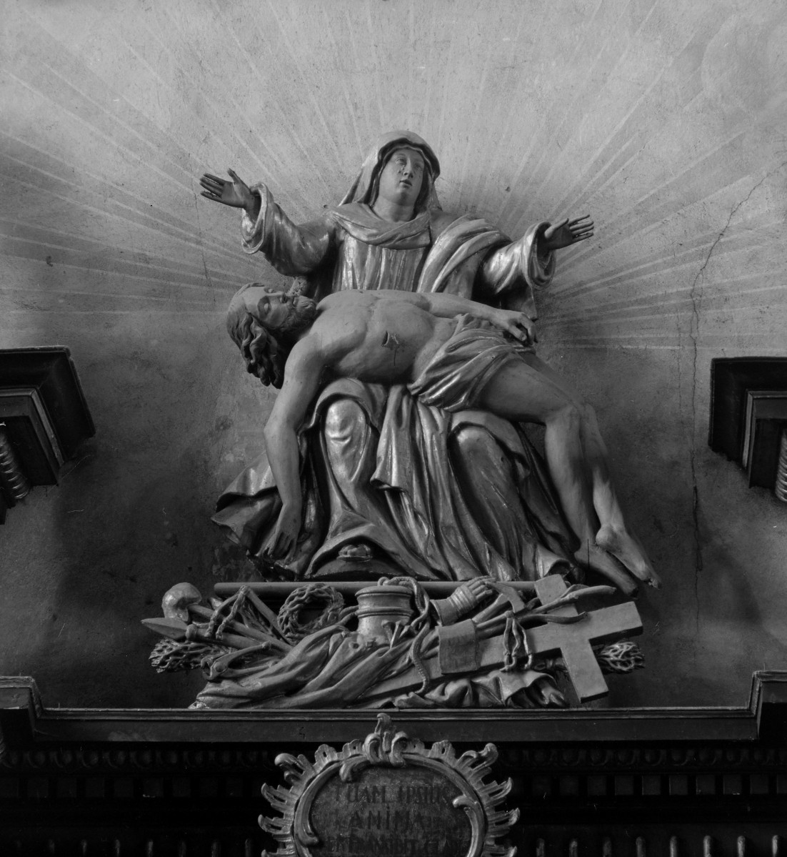 kościół pw. Wniebowzięcia Najświętszej Maryi Panny - wnętrze - Kaplica Maryjna - portal - zwieńczenie, skan 1