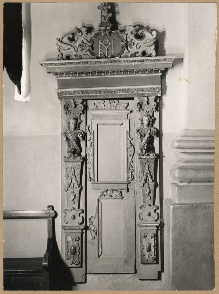 Kościół parafialny pw. św. Pawła - wnętrze, portal i drzwi na chór muzyczny, skan 1