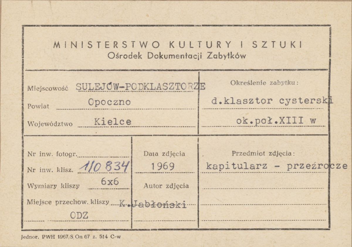 Zespół opactwa cystersów - klasztor, widok przeźrocza pomiędzy krużgankiem a kapitularzem - metryczka, skan 1