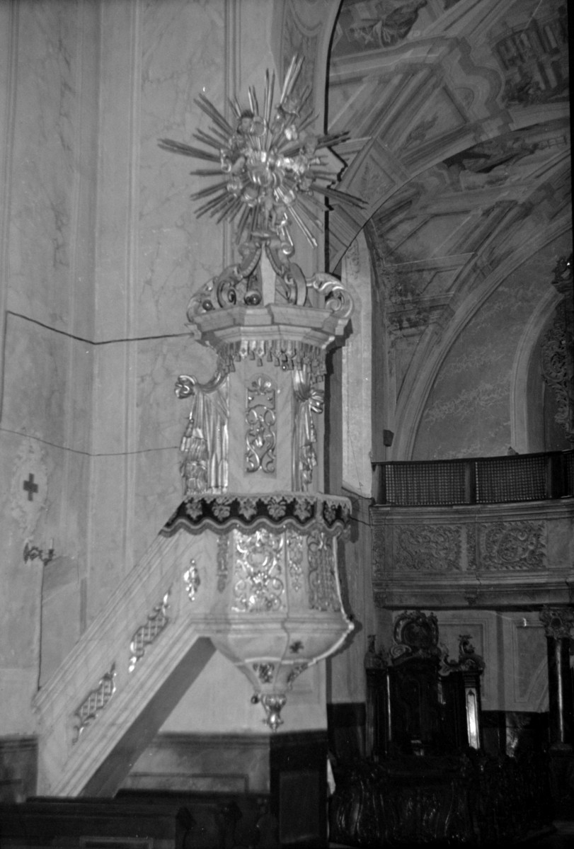 Kościół św. Anny - wnętrze: ambona, fragment empory, skan 1