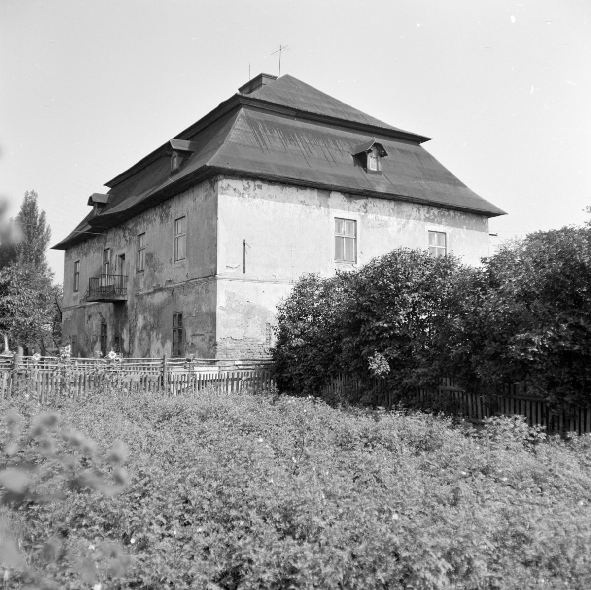 zamek - elewacja boczna i od tyłu, skan 1