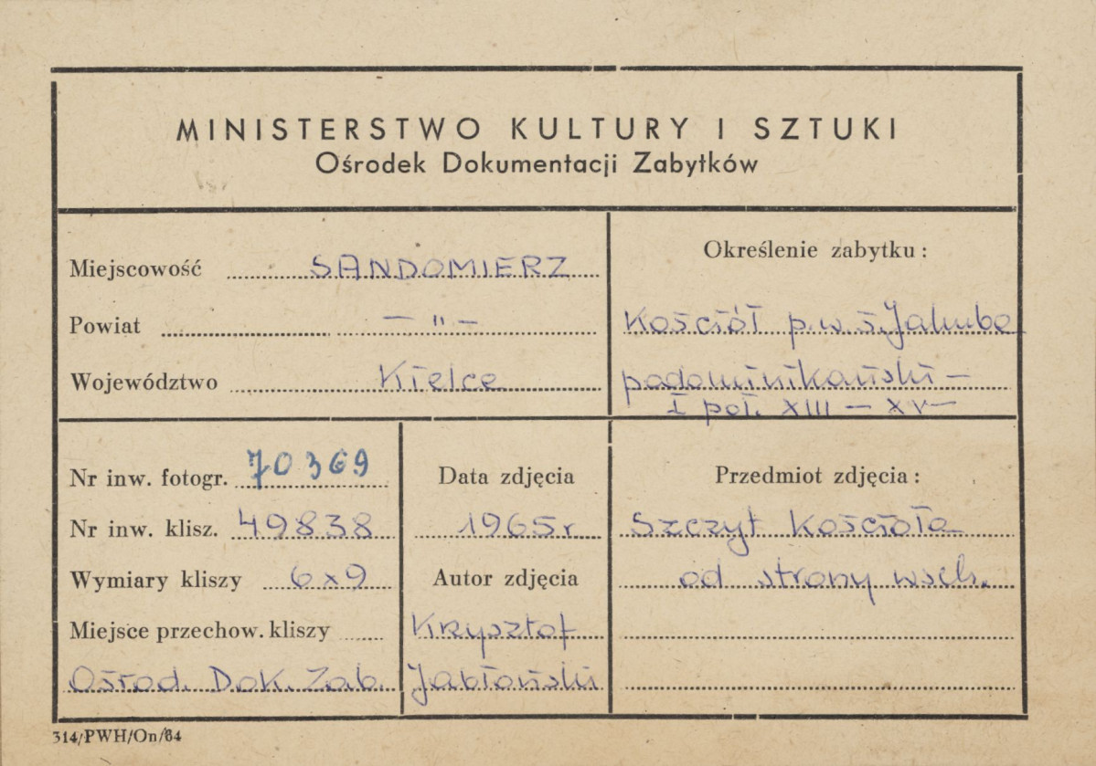  Zespół klasztorny Dominikanów - widok na szczyt wsch. elewacji kościoła - metryczka, skan 1