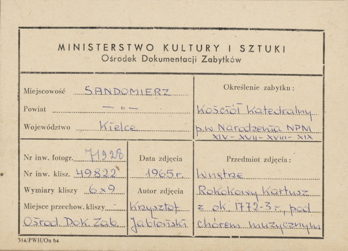  Katedra - wnętrze, kartusz herbowy pod chórem muzycznym - metryczka , skan 1