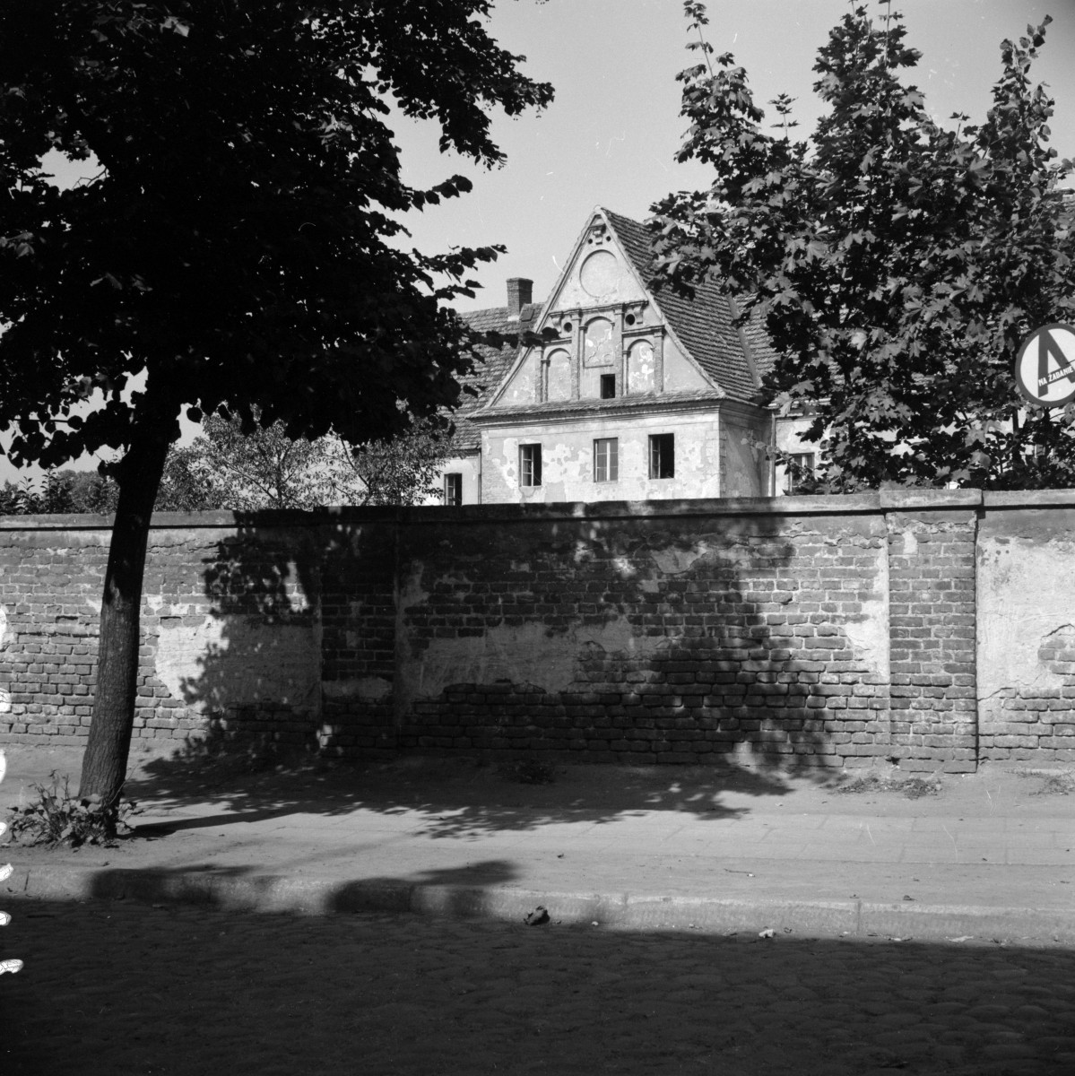 kościół klasztorny jezuitów pw. Nawiedzenia NMP - szczyt, ogrodzenie, skan 1