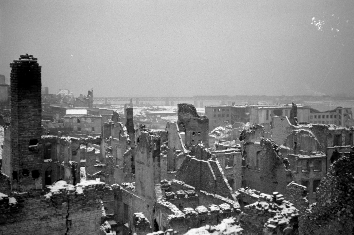 Ruiny zabudowy miejskiej. W oddali most Gdański.., skan 1