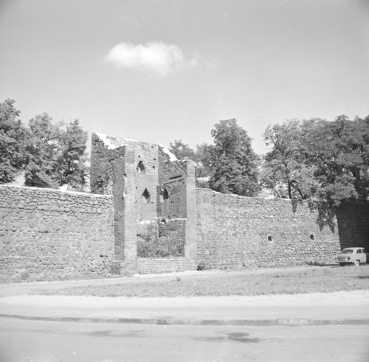 mury miasta - fragment z basztą - widok od strony niasta, skan 1