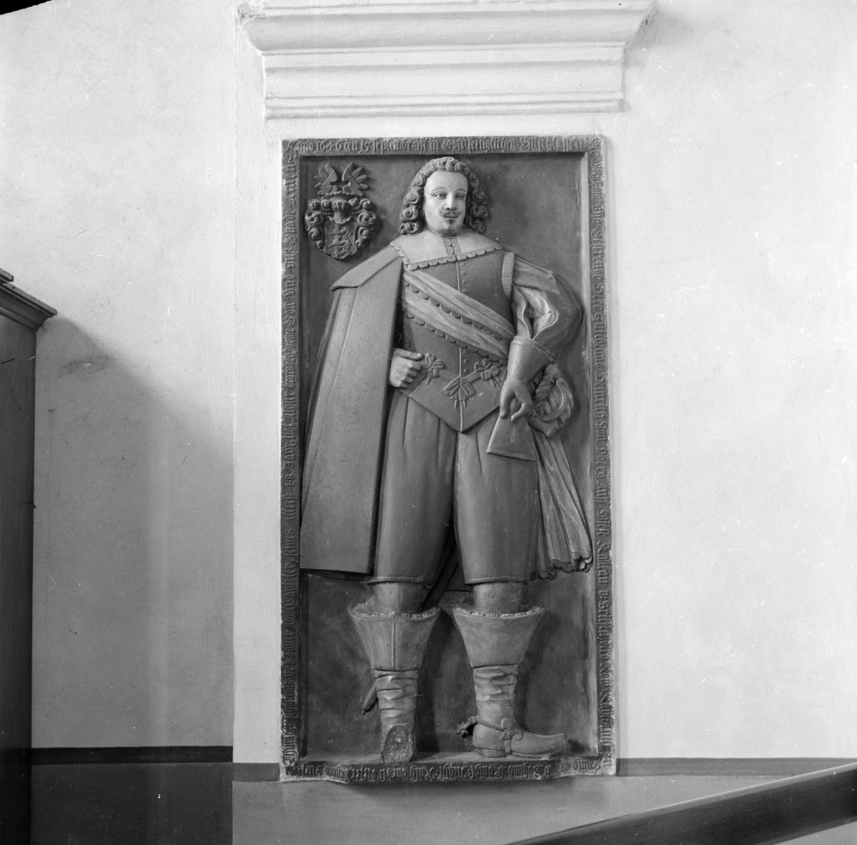 Katedra pw. św. Stanisława Biskupa i Męczennika i św. Wacława Męczennika - wnętrze: nagrobek mężczyzny w kaplicy prawej, skan 1