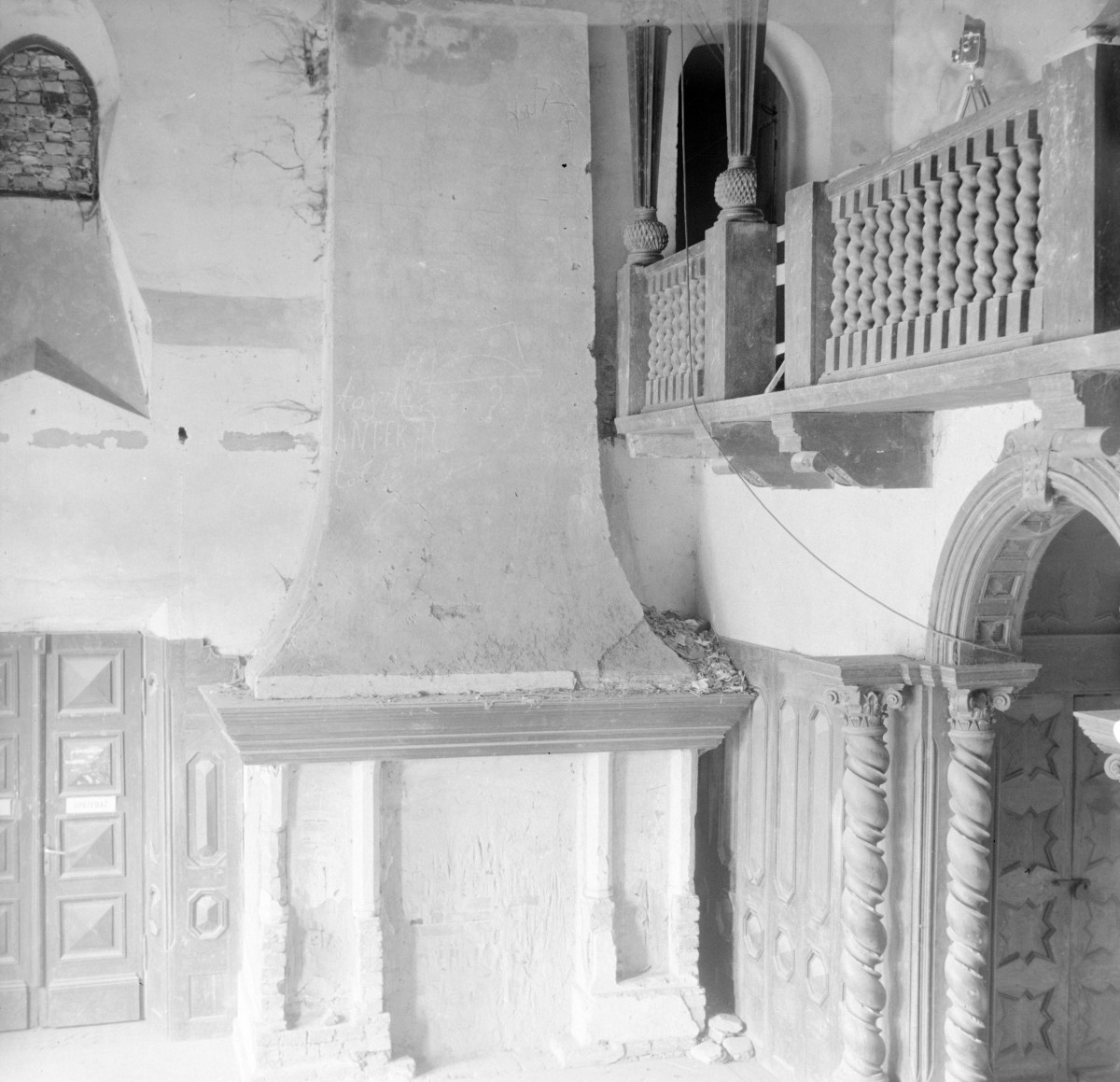 pałac Kuczyńskich - wnętrze - hall - parter - kominek, skan 1