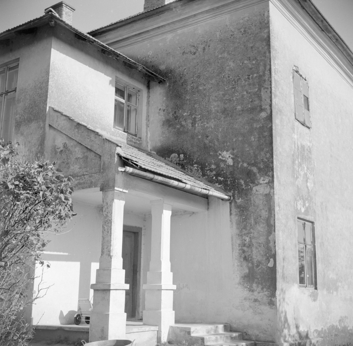 klasztor franciszkanów - elewacja boczna z wejściem, skan 1