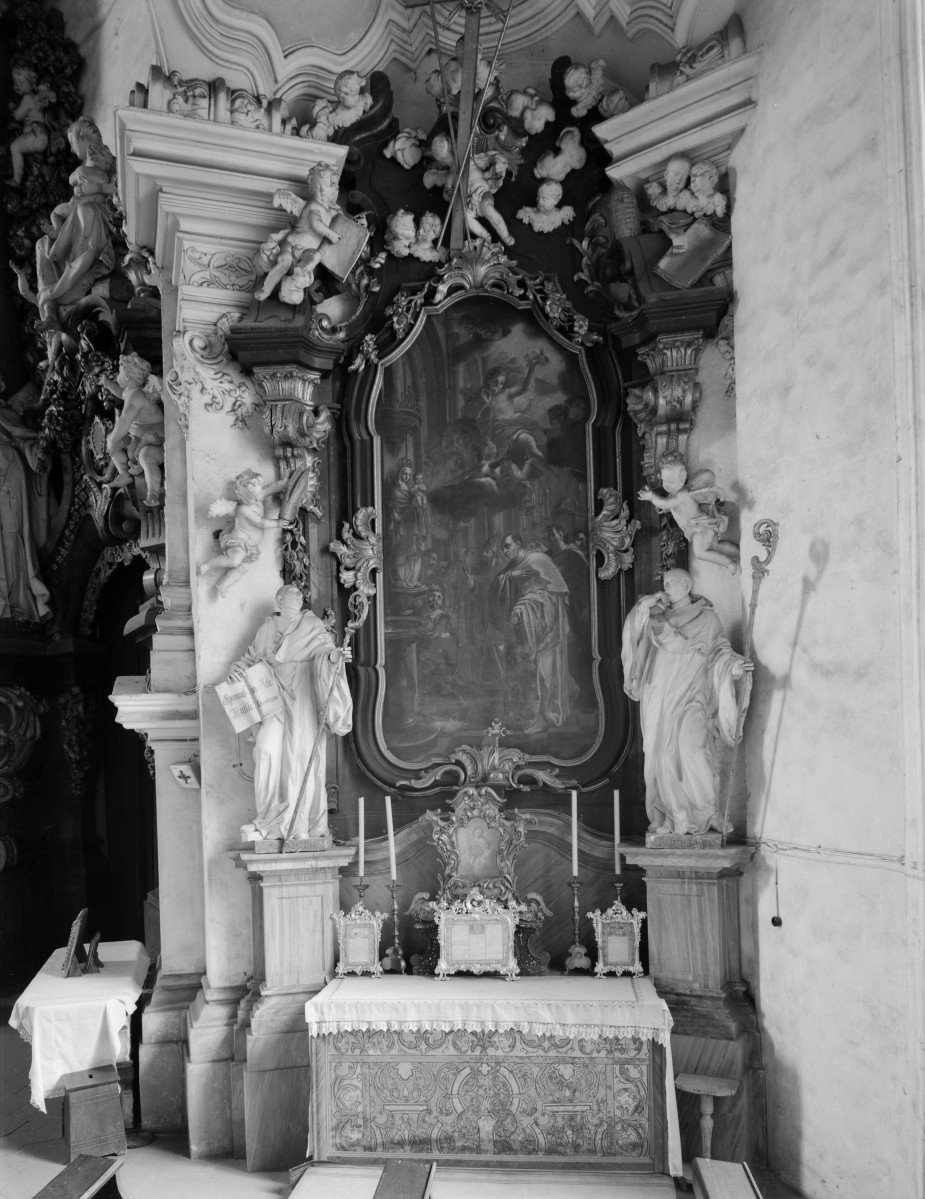 klasztor Benedyktynek - kościół pw. Wniebowzięcia Najświętszej Maryi Panny - wnętrze - nawa boczna / kaplica boczna - ołtarz boczny, skan 1