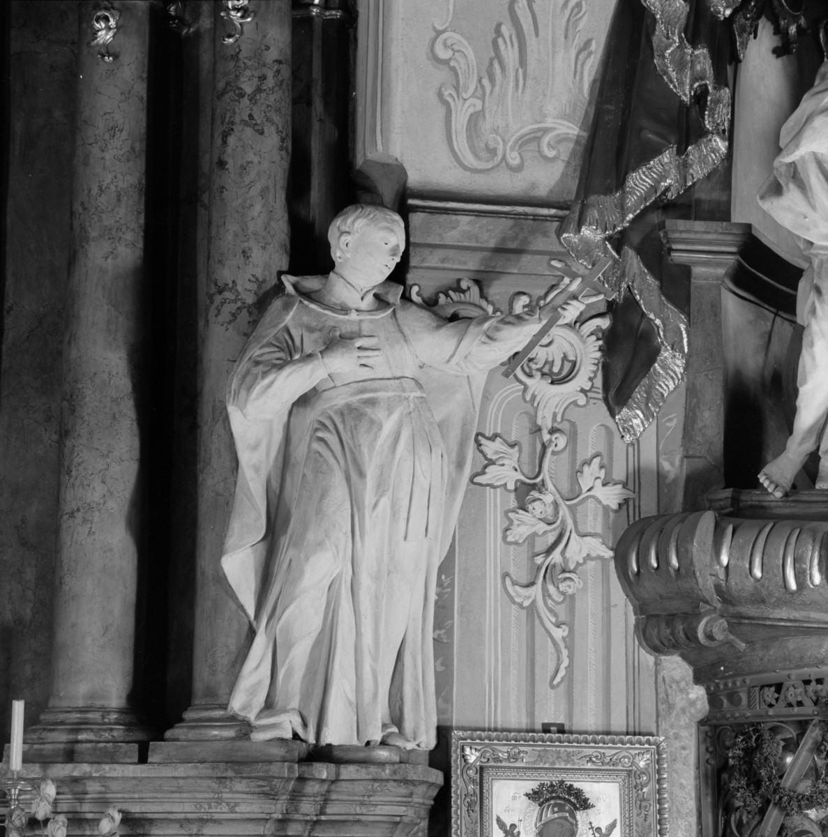 kościół pw. św. Bartłomieja - wnętrze - północna nawa boczna - II ołtarz boczny - fragment z rzeźbą, skan 1