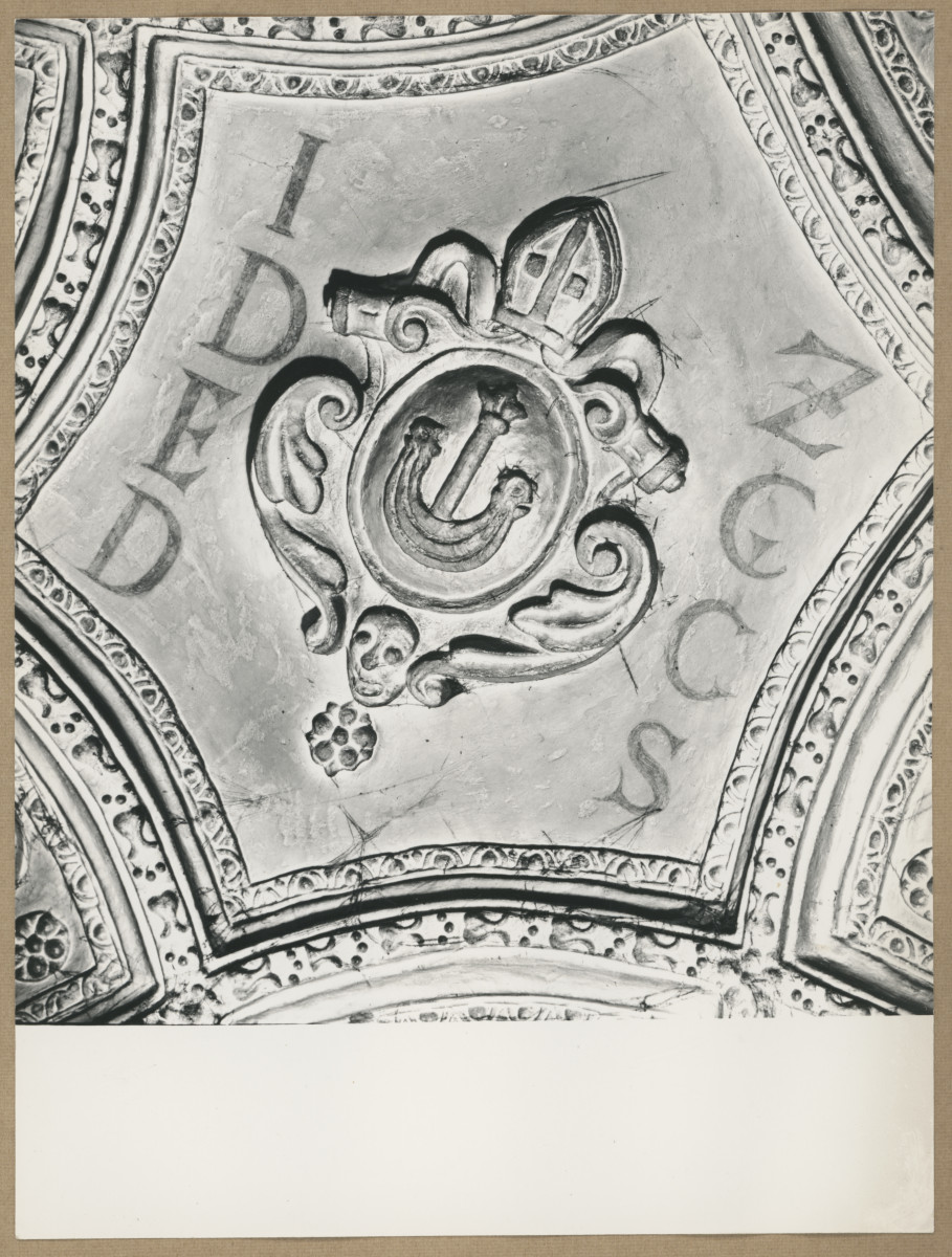 Pałac biskupów - wnętrze, alkierz - d. kaplica, fragment dekoracji sklepienia , medalion z herbem Korab,, skan 1
