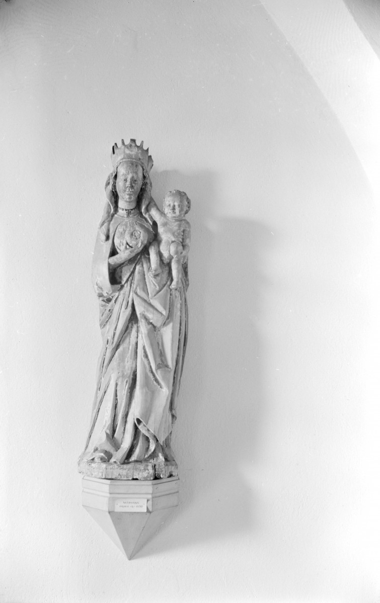 dawny kościół klasztorny dominikanek pw. Świętego Ducha, ob. muzeum - rzeźba: Madonna z Dzieciątkiem, ok. 1450, skan 1