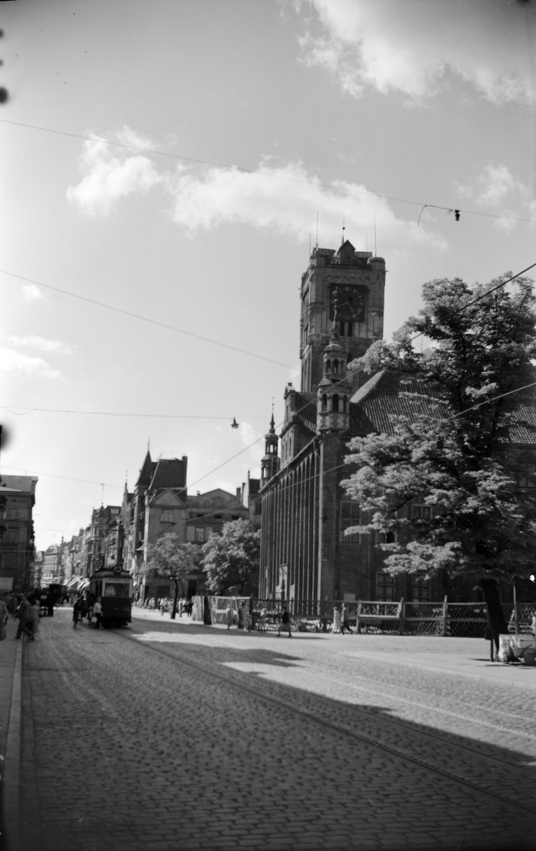Widok z ulicy na budynek ratusza. Linia tramwajowa., skan 1