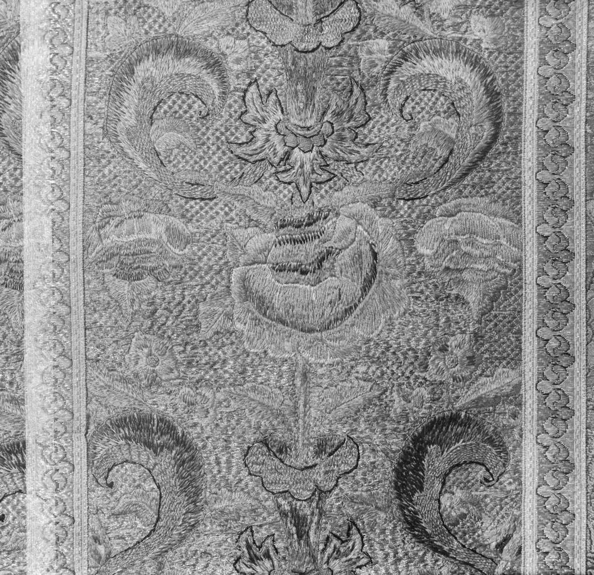 Skarbiec katedralny - Ornat z brokatu. Francja ok. 1715-1720. Haft w kolumnie., skan 1