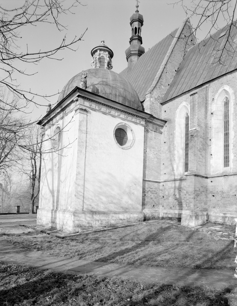 kościół pw. św. Mikołaja - Kaplica Firlejów - widok od południowego - wschodu, skan 1