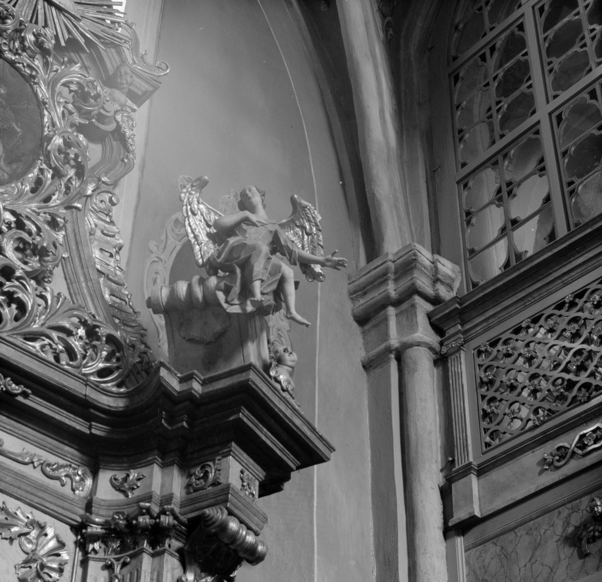 klasztor ss. Mniszek Benedyktynek - kościół pw. Najświętszej Maryi Panny i św. Wojciecha - wnętrze - zachodnie przęsło nawy południowej, skan 1