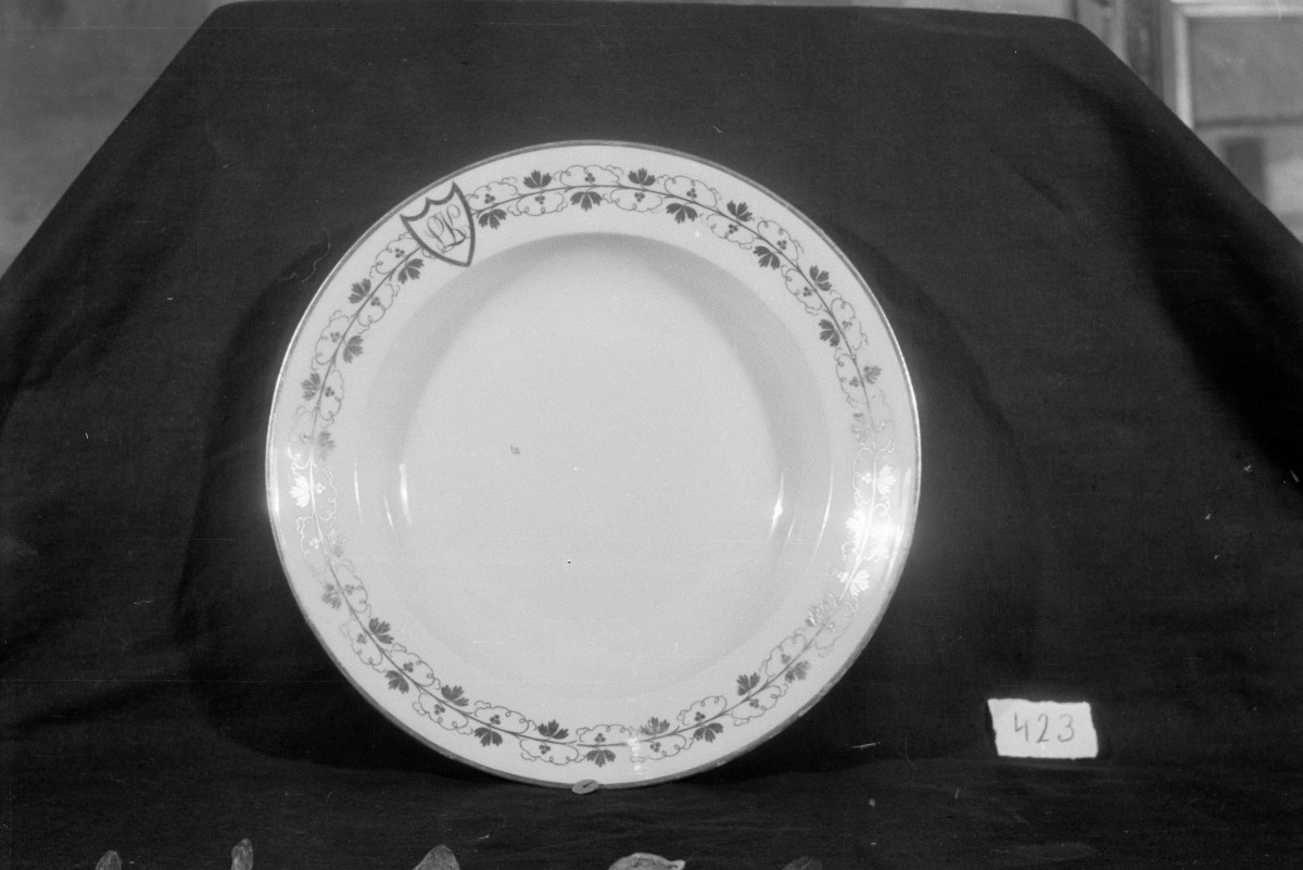 Muzeum Górnośląskie w Bytomiu, talerz głęboki "Korzec" z XIX w., średnica 242 mm, skan 1