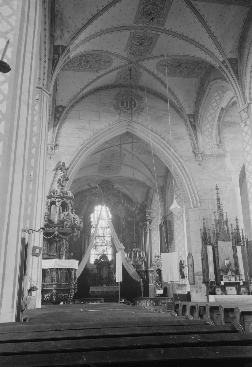 kościół pw. Oczyszczenia NMP - wnętrze prezbiterium, skan 1
