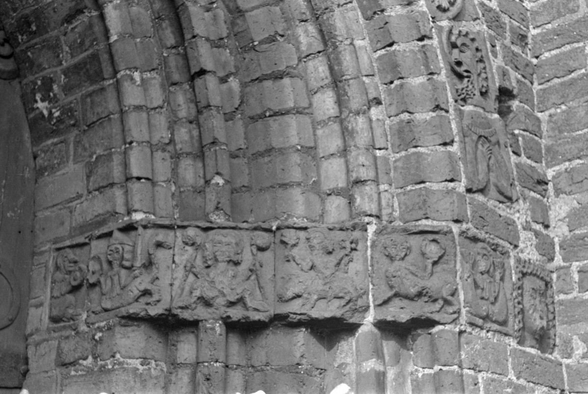 kościół pw. Zmartwychwstania Pańskiego - fragment portalu, relief , skan 1