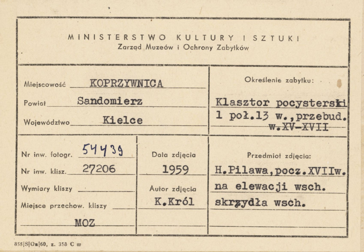 Zespół klasztorny - elewacja wsch. klasztoru, widok na kartusz herbowy - metryczka, skan 1