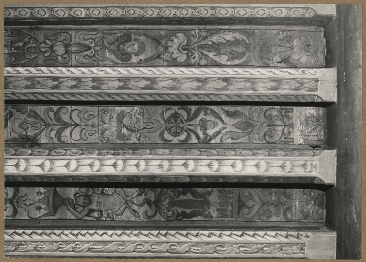 Pałac biskupów - wnętrze, d. komnata biskupia, fragment polichromii na stropie, skan 1