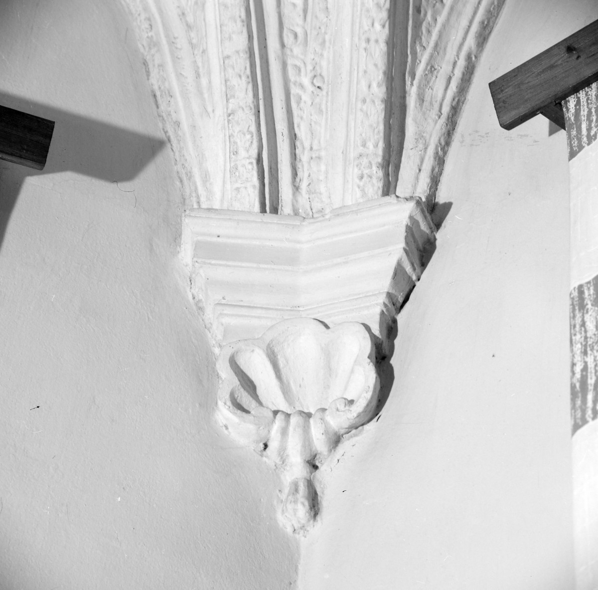 pałac Biskupów Krakowskich - wieża północno - zachodnia  / alkierz /I p./ - sklepienie z dekoracją stiukową - wspornik sklepienny, skan 1