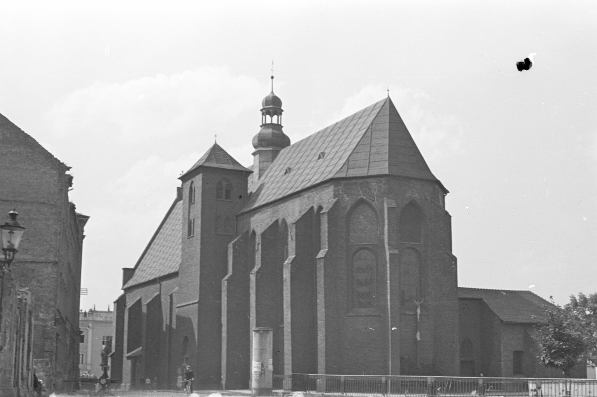 kościół klasztorny dominikanów, ob. filialny pw. św. Jakuba - prezbiterium strona wschodnia, skan 1