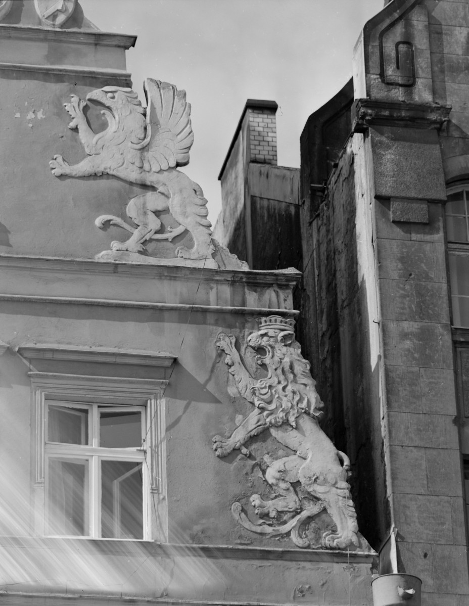 Rynek - kamienica "Pod Gryfami", elewacja frontowa, fragment szczytu, detale, skan 1