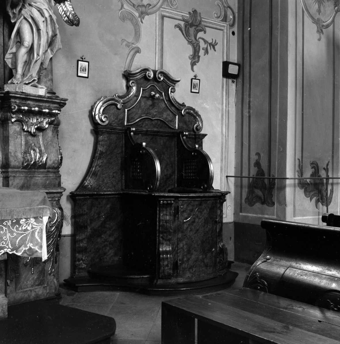 kościół klasztorny jezuitów pw. Nawiedzenia NMP - wnętrze, konfesjonał, skan 1