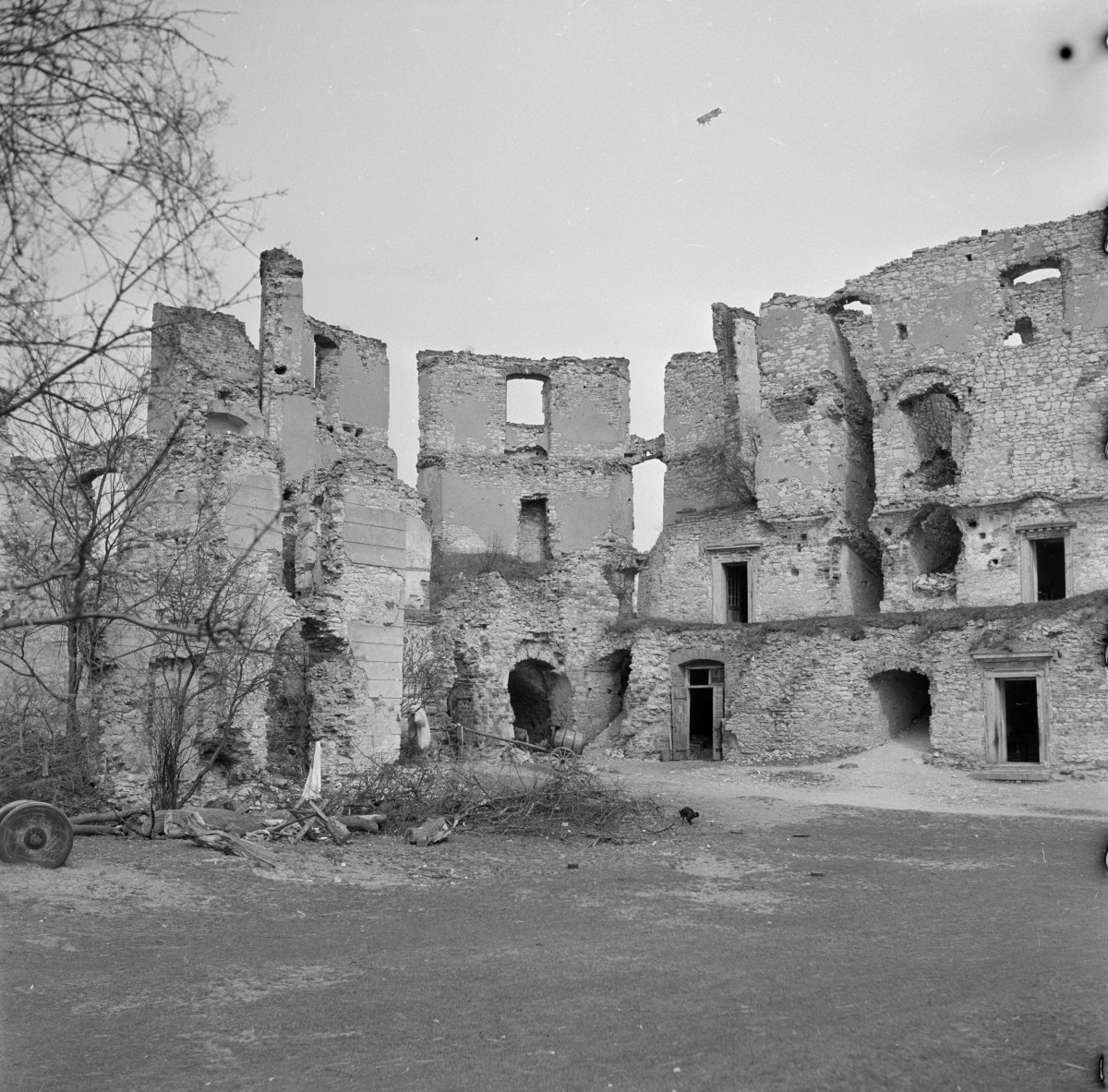 zamek - widok od strony dziedzińca, ruina, skan 1