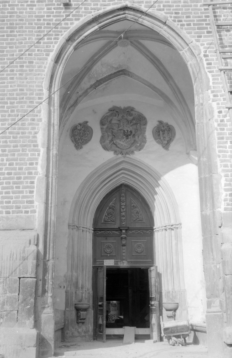 kościół parafialny pw. św. Jakuba - elewacja południowa - kruchta i portal, skan 1