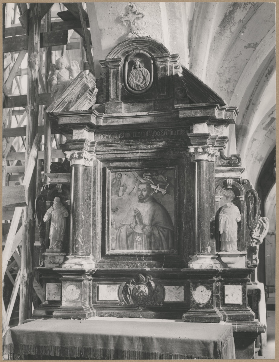 Zespół opactwa cystersów - wnętrze kościoła, ołtarz boczny płd. - widok ogólny, skan 1