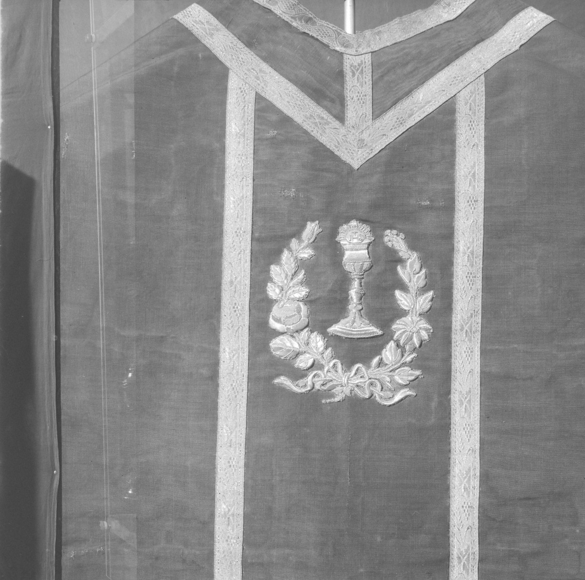 Skarbiec Katedralny - Ornat. Polska ok. 1800. Fragment kolumny, motyw eucharystyczny., skan 1