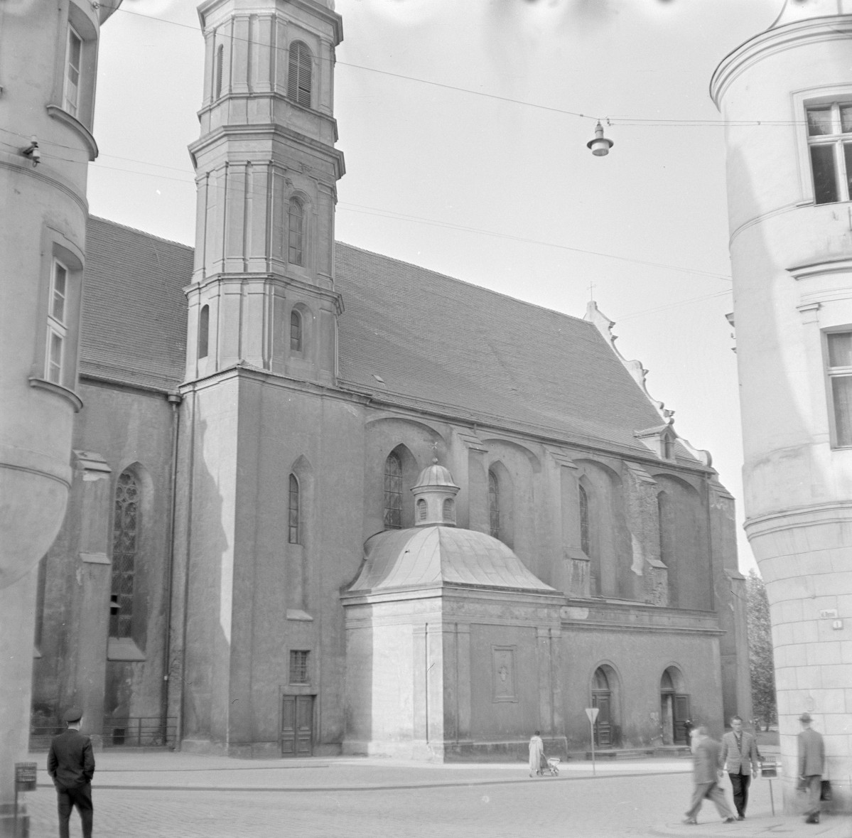 klasztor franciszkanów - kościół pw. Świętej Trójcy - elewacja południowo - zachodnia, skan 1