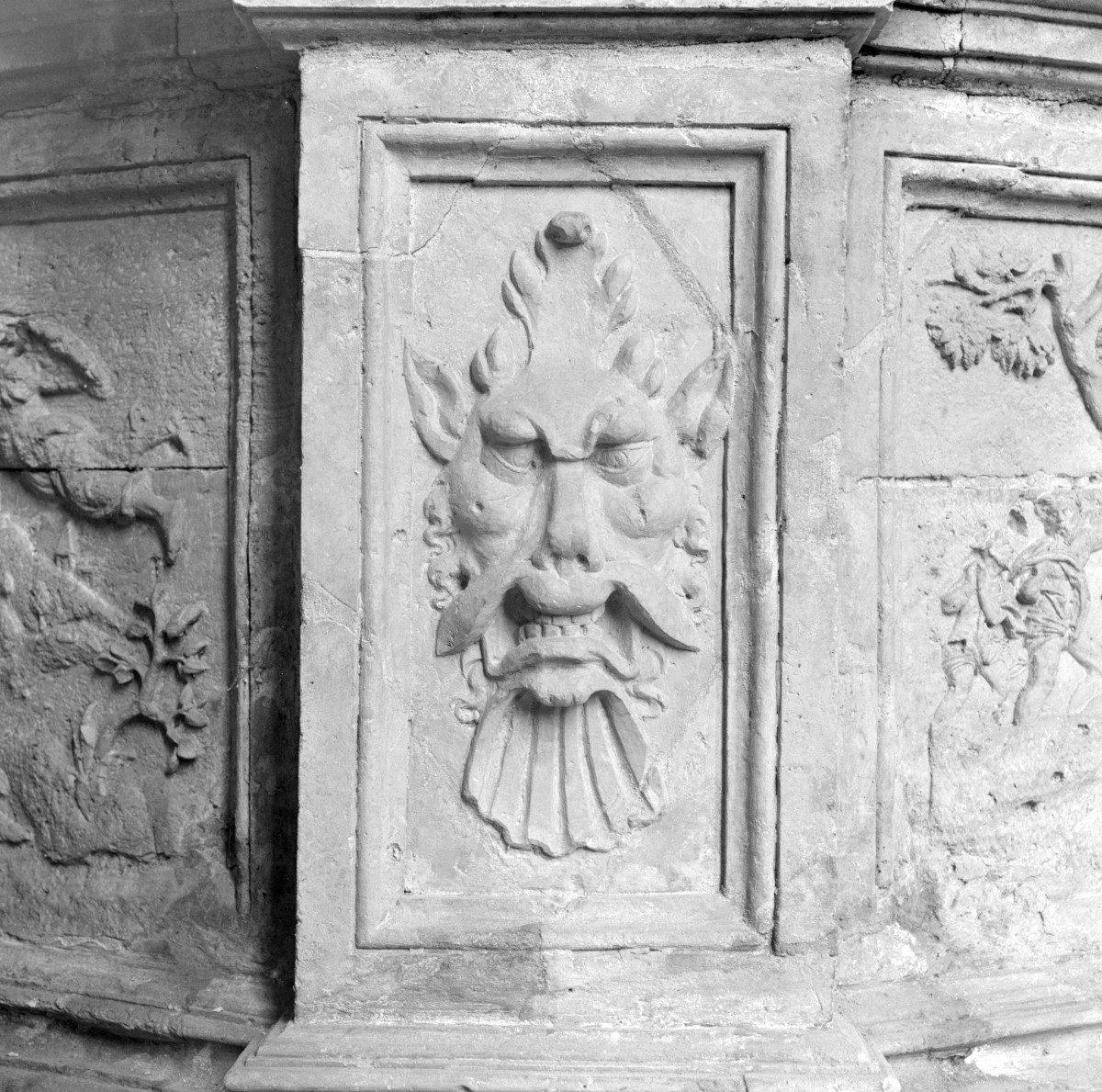bazylika W.N.M.P - chrzcielnica, relief, maszkaron, skan 1