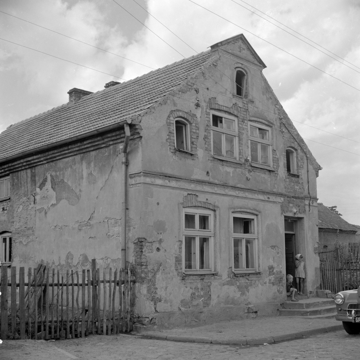 dom, ul. Nabrzeżna nr 6 - elewacja frontowa, skan 1